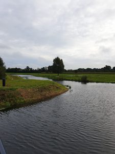 Op een bruggetje tijdens de MTB route in Wierden