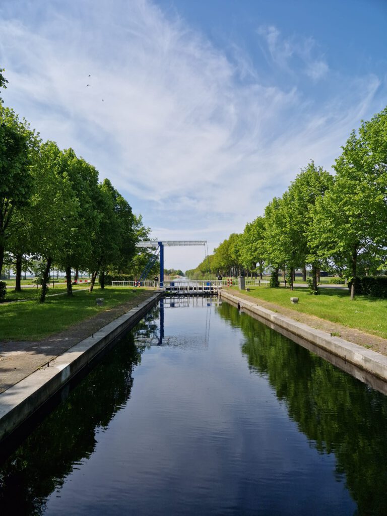 Brug bij sluis bij Nieuw Zwinderen, onderdeel van de fietspuzzeltocht