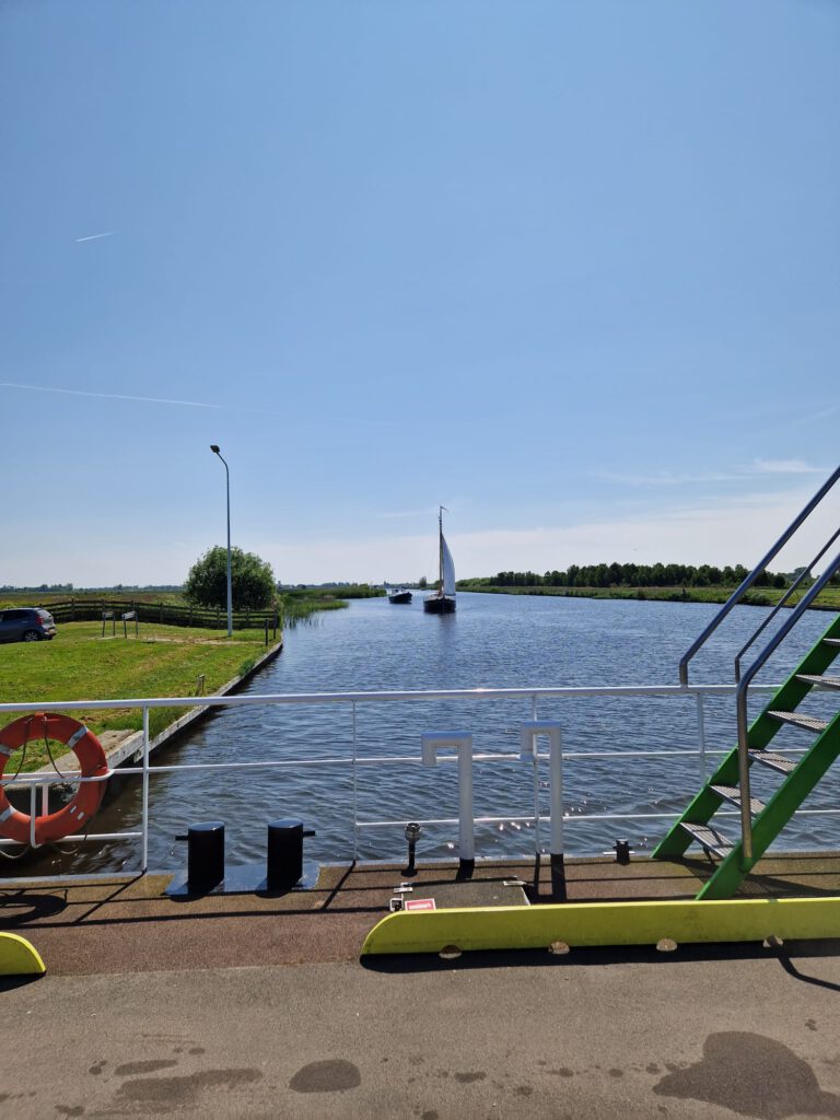 Pondje bij Langweer, de eerste die we tegenkomen op deze route door het Sneekermeergebied