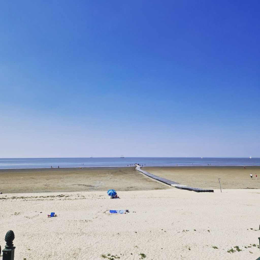 Het strand bij Harlingen (Noordwest Friesland)