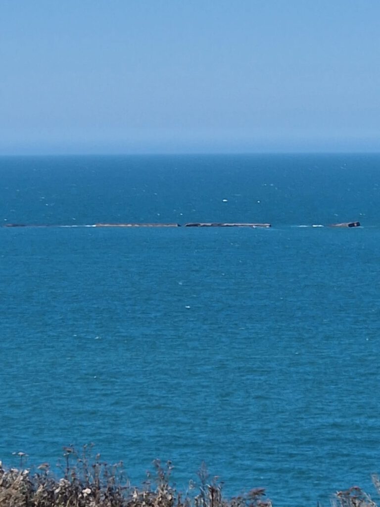restanten van kunstmatige havens in de zee bij Arromanches