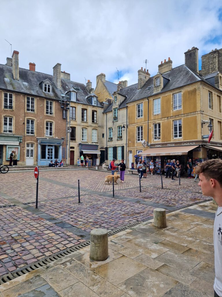 pleintje voor de kathedraal van Bayeux