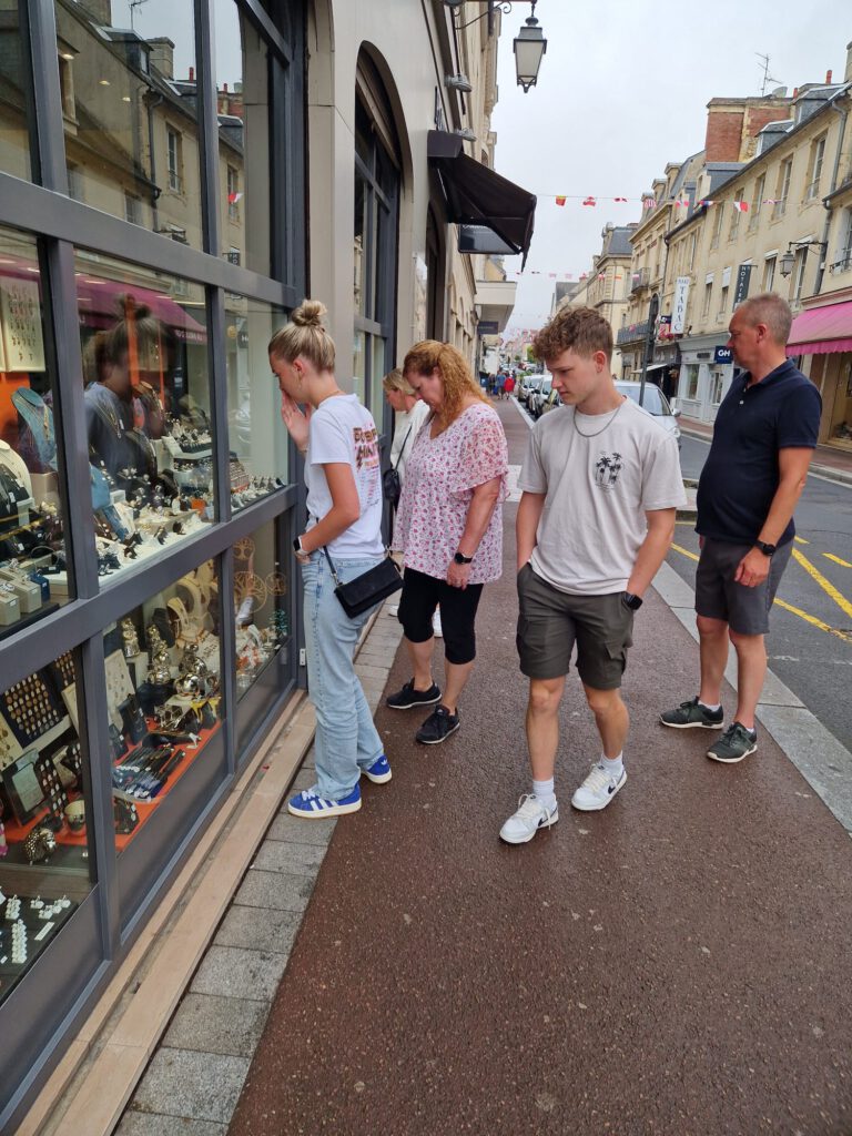 Etalage kijken in Bayeux